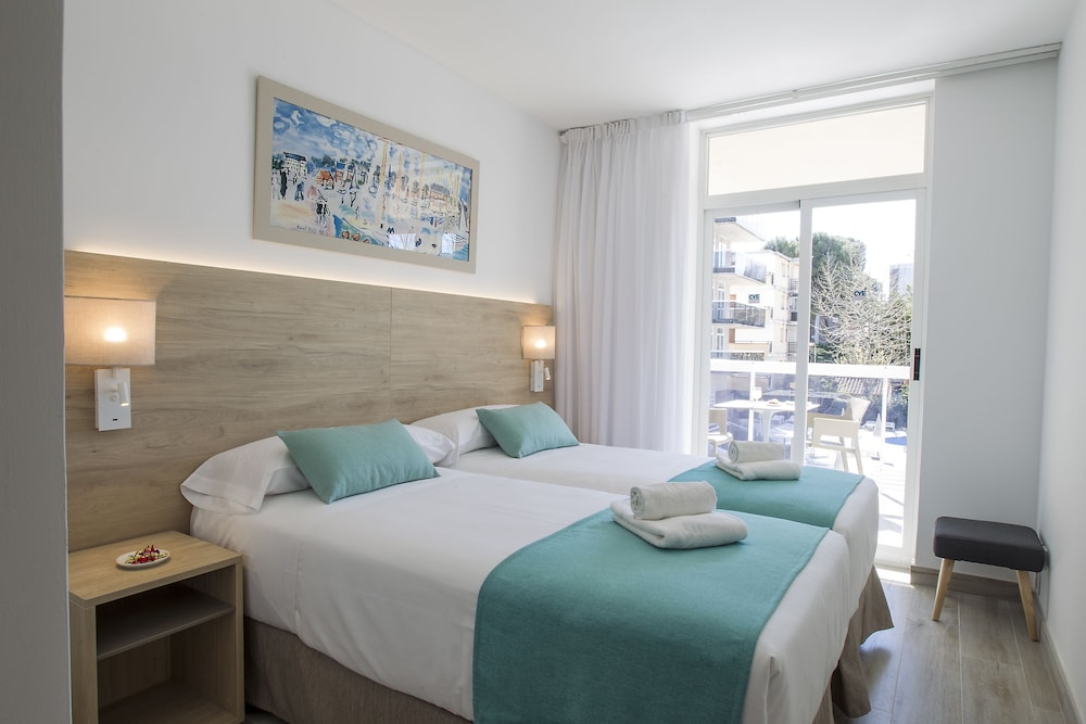 Aparthotel CYE Holiday Centre — Hotel rooms in Salou, Catalonia
