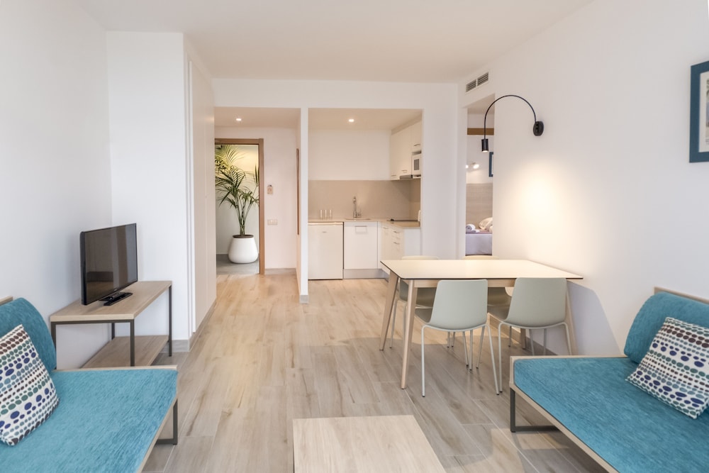 Aparthotel CYE Holiday Centre — Hotel rooms in Salou, Catalonia