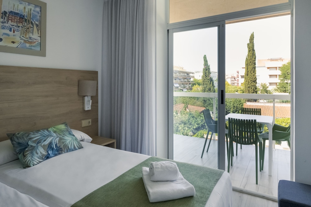 Aparthotel CYE Holiday Centre — Hotel rooms in Salou, Catalonia