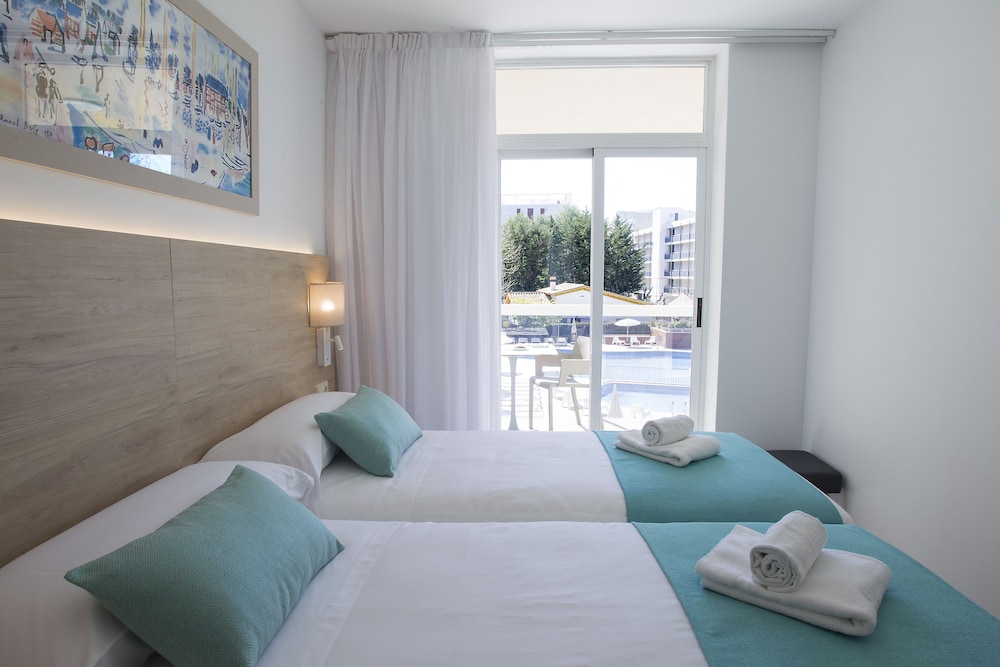 Aparthotel CYE Holiday Centre — Hotel rooms in Salou, Catalonia