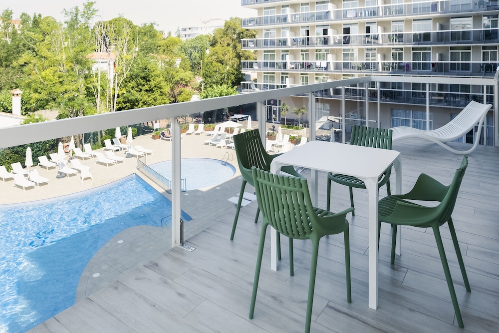 Aparthotel CYE Holiday Centre — Swimming pool in Salou, Catalonia