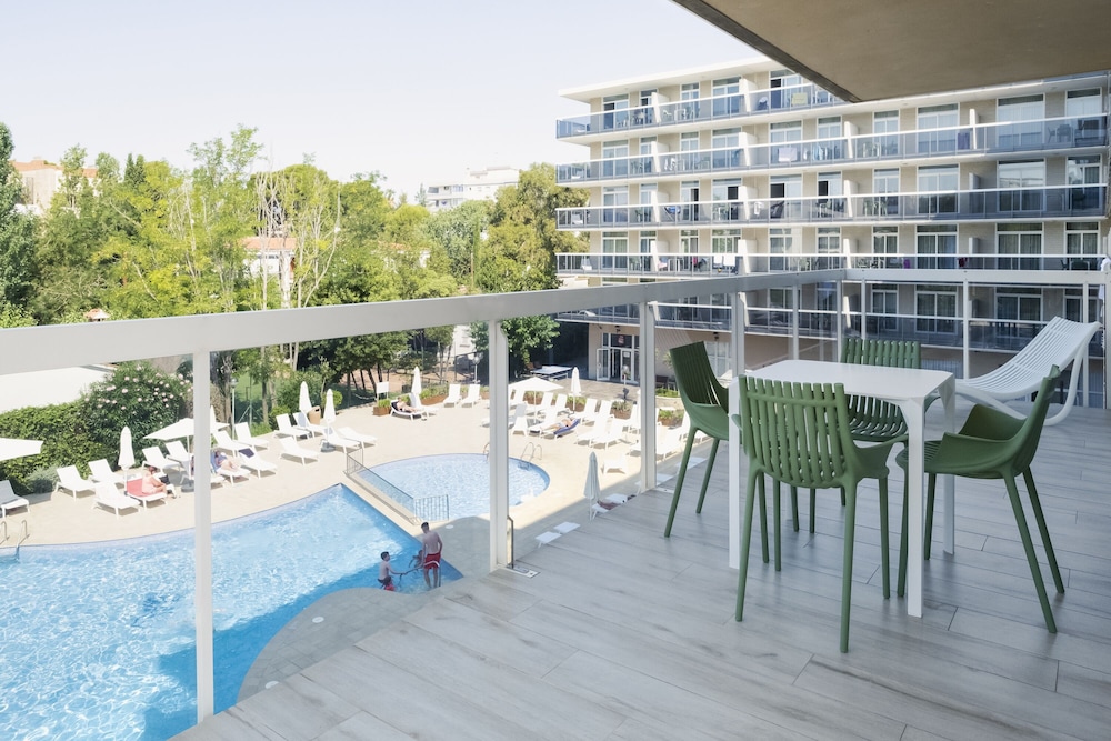 Aparthotel CYE Holiday Centre — Swimming pool in Salou, Catalonia