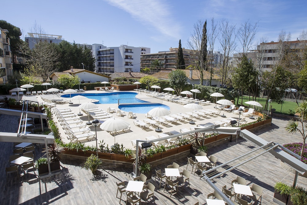 Aparthotel CYE Holiday Centre — Swimming pool in Salou, Catalonia