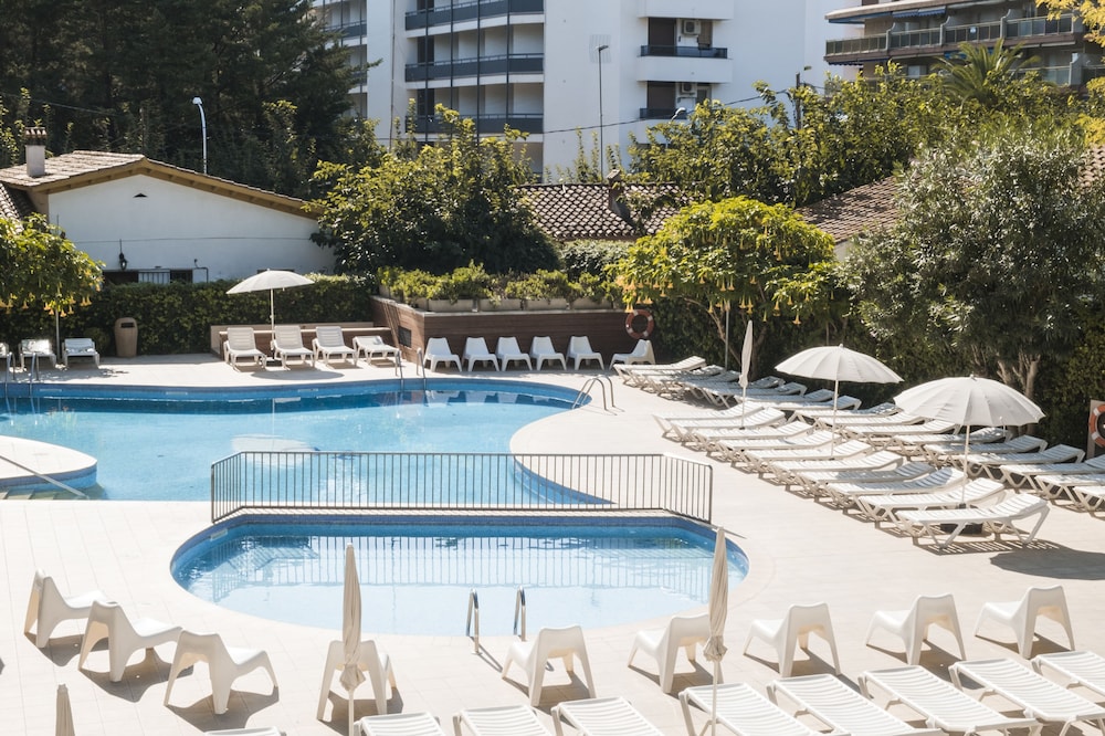 Aparthotel CYE Holiday Centre — Swimming pool in Salou, Catalonia