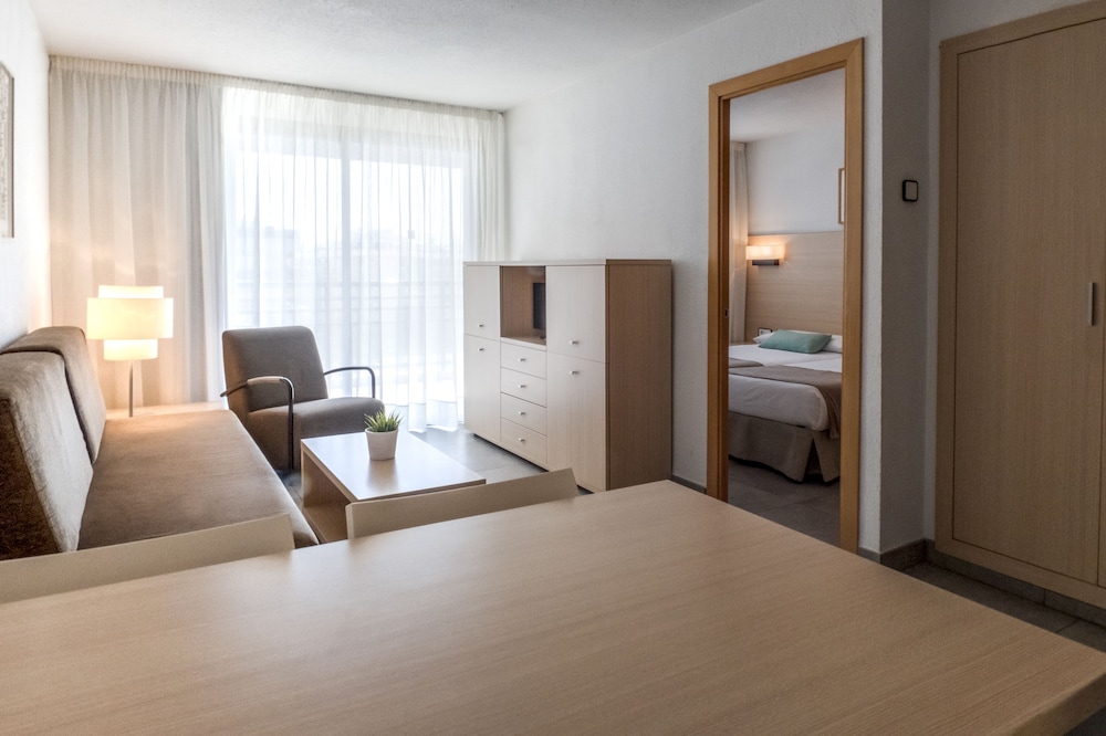 Apartaments CYE SALOU — Hotel rooms in Salou, Catalonia
