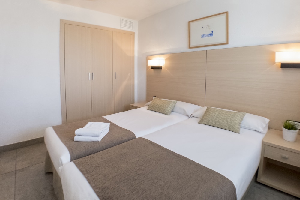 Apartaments CYE SALOU — Hotel rooms in Salou, Catalonia