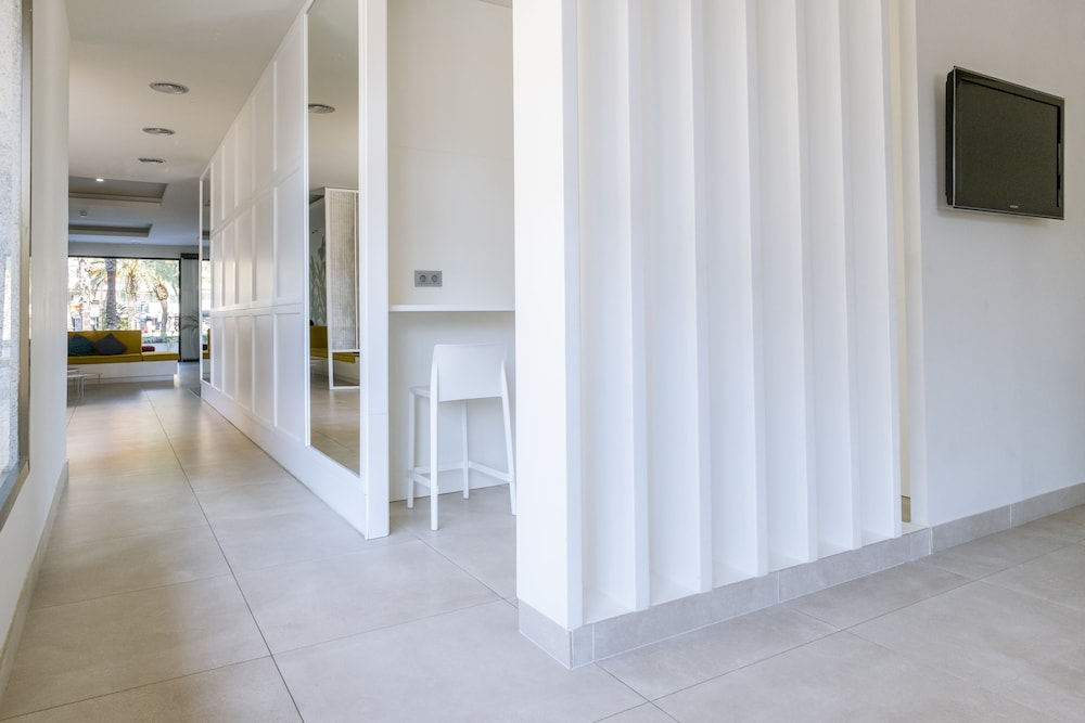 Apartaments CYE SALOU — Hotel building in Salou, Catalonia