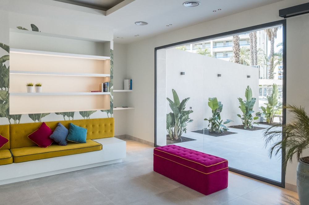 Apartaments CYE SALOU — Hotel building in Salou, Catalonia