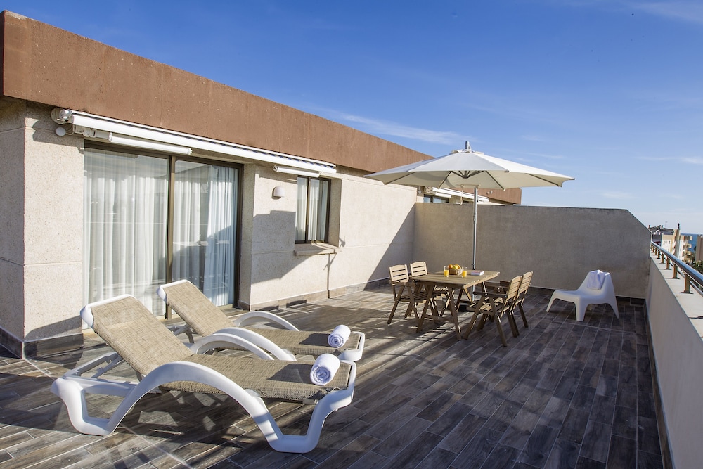 Apartaments CYE SALOU — Hotel building in Salou, Catalonia