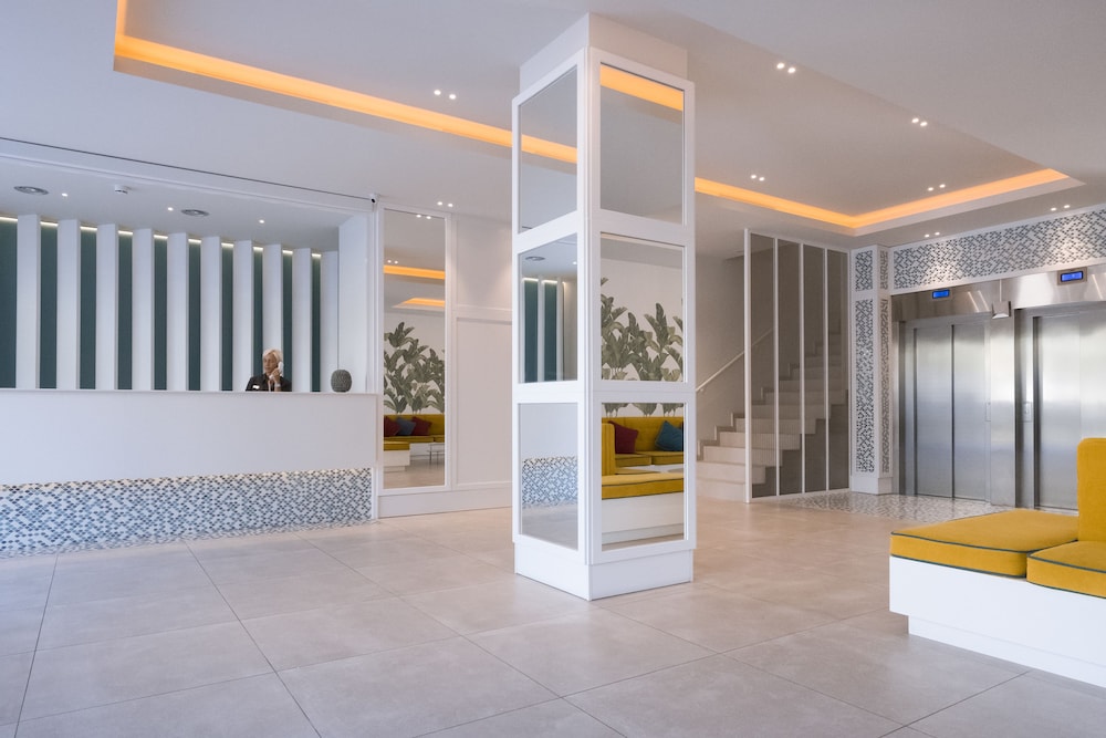 Apartaments CYE SALOU — Hotel building in Salou, Catalonia