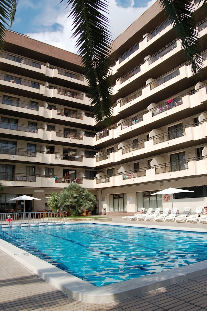 Apartaments CYE SALOU — Hotel building in Salou, Catalonia
