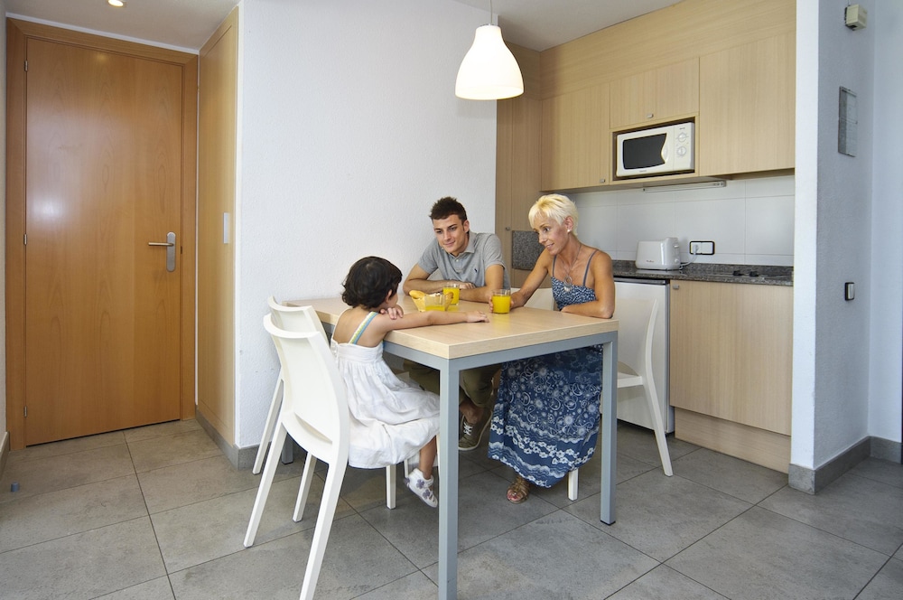 Apartaments CYE SALOU — Hotel rooms in Salou, Catalonia