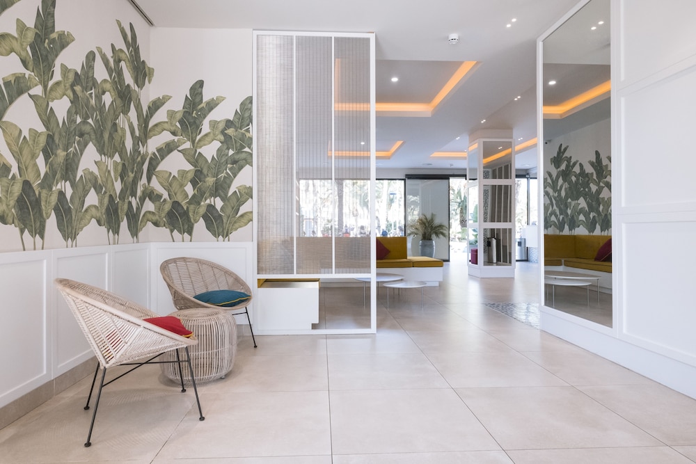 Apartaments CYE SALOU — Hotel building in Salou, Catalonia