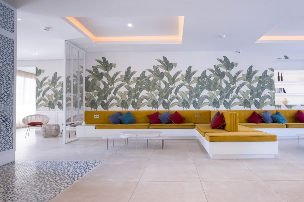 Apartaments CYE SALOU — Hotel building in Salou, Catalonia