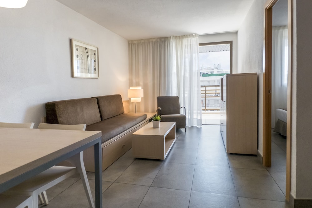 Apartaments CYE SALOU — Hotel rooms in Salou, Catalonia