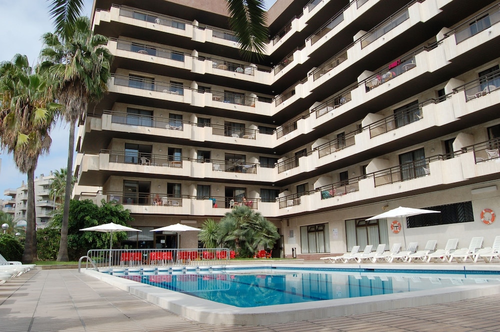 Apartaments CYE SALOU — Hotel building in Salou, Catalonia