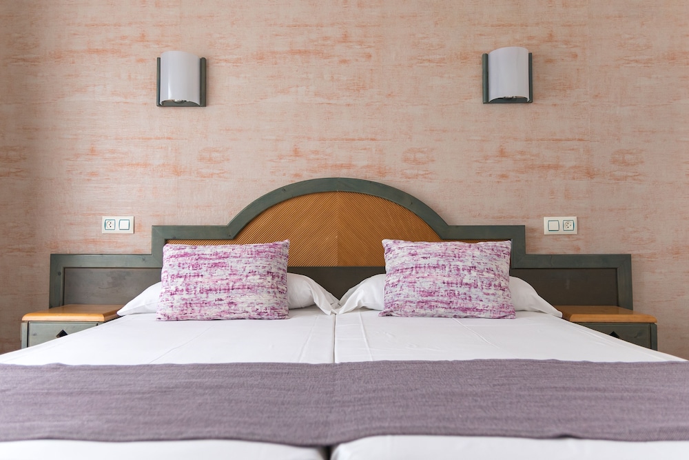 Hotel d´Or — Hotel rooms in Cala d´Or, Balearic Islands