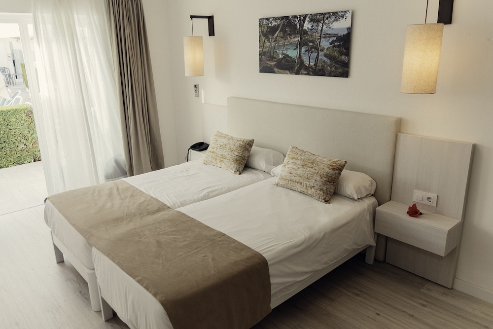 Hotel d´Or — Hotel rooms in Cala d´Or, Balearic Islands