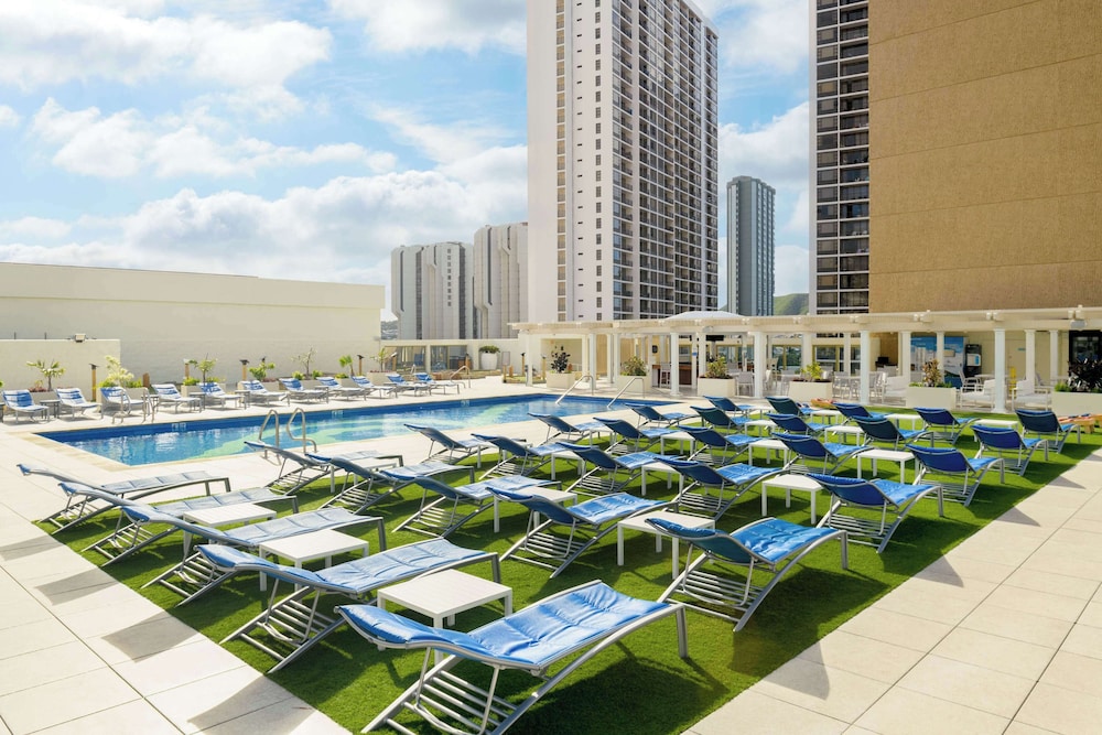 Hilton Waikiki Beach Resort & Spa — Swimming pool in Honolulu, Hawaii