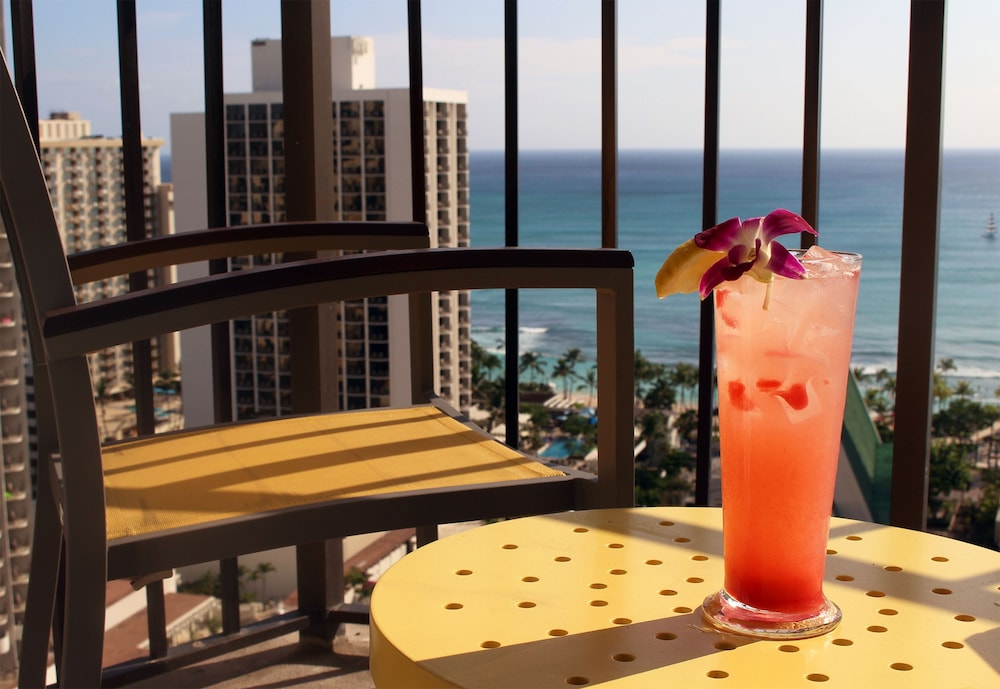 Hilton Waikiki Beach Resort & Spa — Restaurant & bars in Honolulu, Hawaii