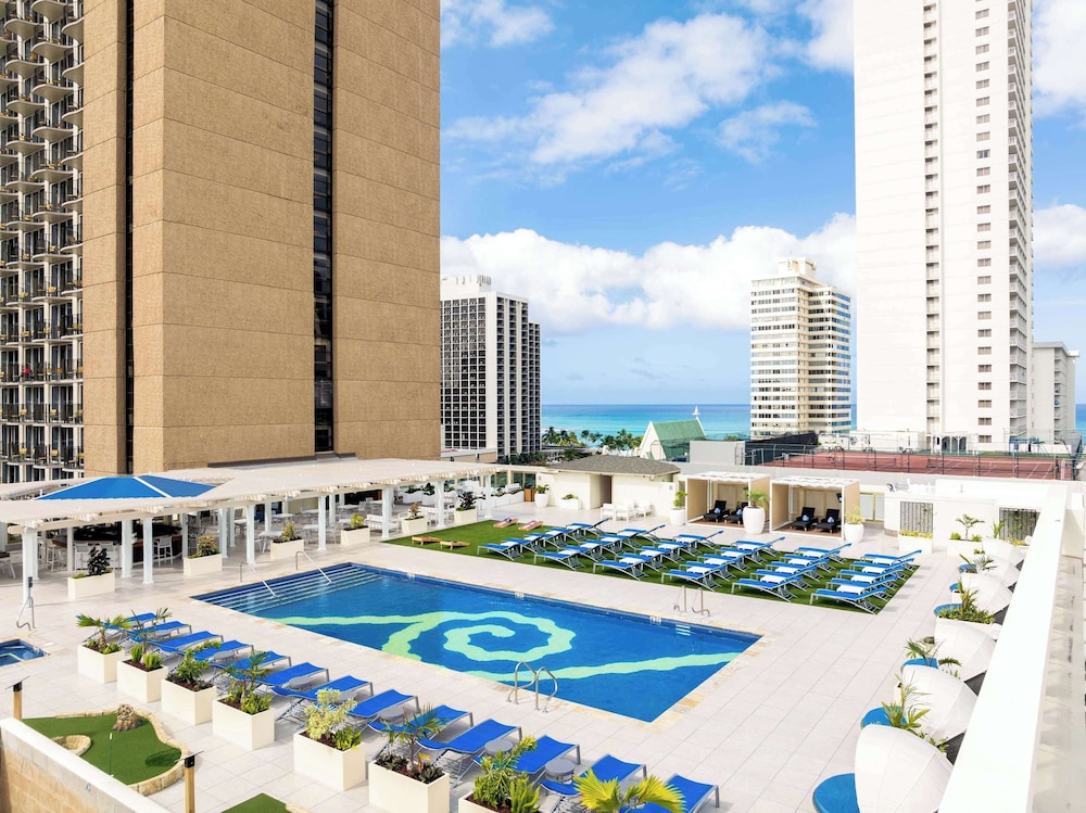 Hilton Waikiki Beach Resort & Spa — Swimming pool in Honolulu, Hawaii