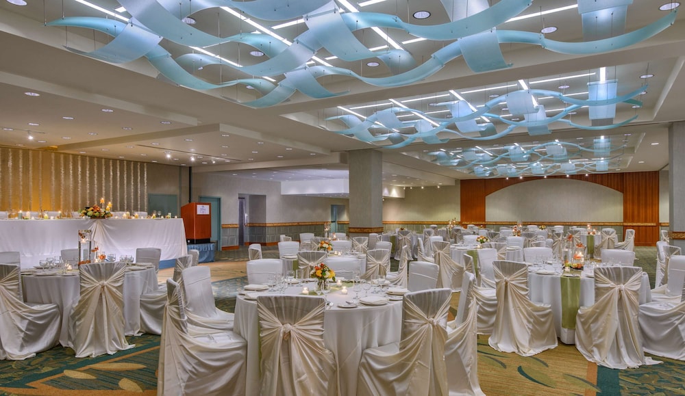 Hilton Waikiki Beach Resort & Spa — Hotel building in Honolulu, Hawaii
