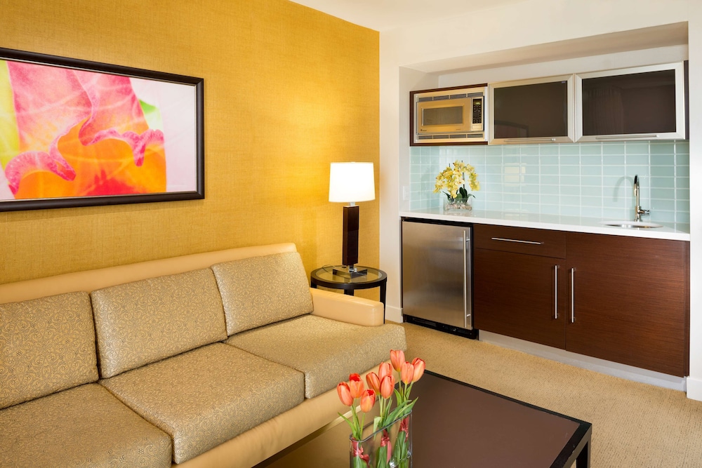Hilton Waikiki Beach Resort & Spa — Hotel rooms in Honolulu, Hawaii