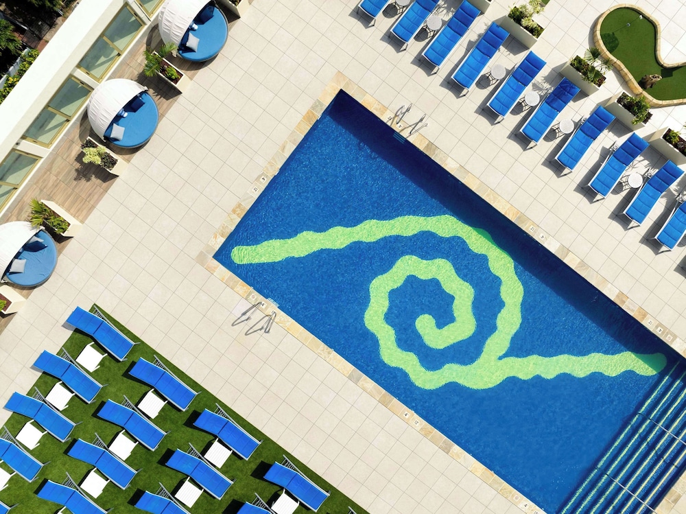 Hilton Waikiki Beach Resort & Spa — Swimming pool in Honolulu, Hawaii