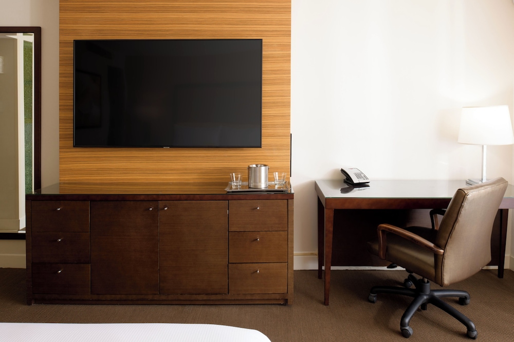 Hilton Waikiki Beach Resort & Spa — Hotel rooms in Honolulu, Hawaii