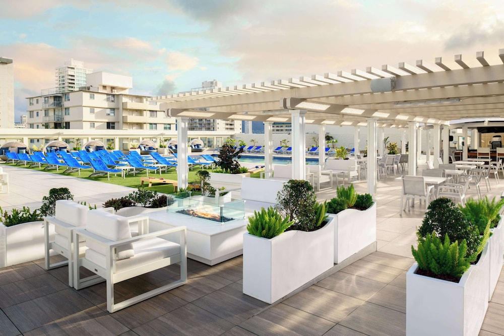 Hilton Waikiki Beach Resort & Spa — Swimming pool in Honolulu, Hawaii