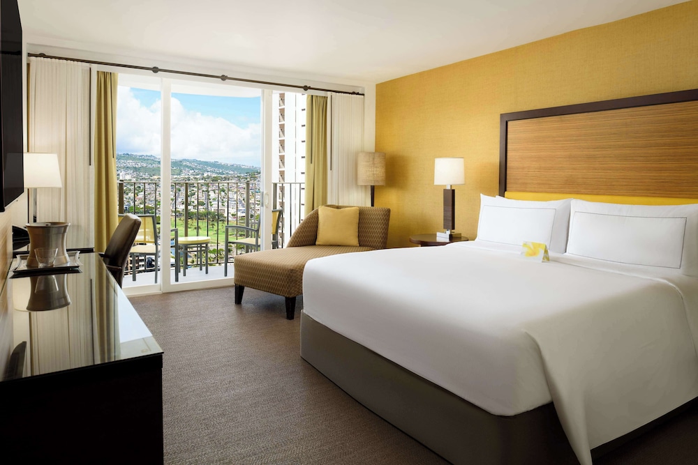 Hilton Waikiki Beach Resort & Spa — Hotel rooms in Honolulu, Hawaii