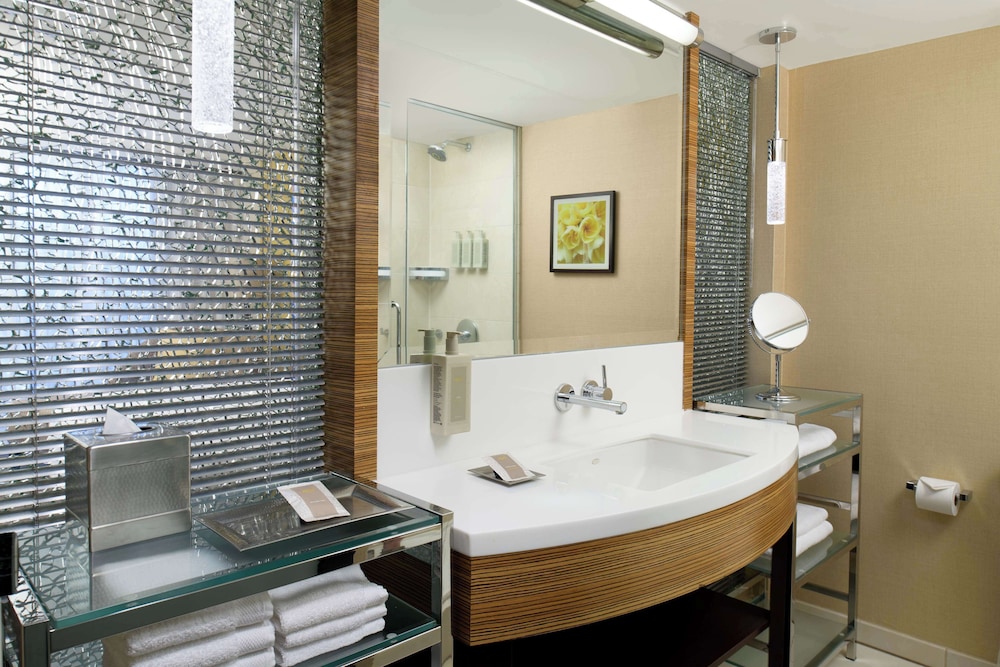 Hilton Waikiki Beach Resort & Spa — Hotel rooms in Honolulu, Hawaii