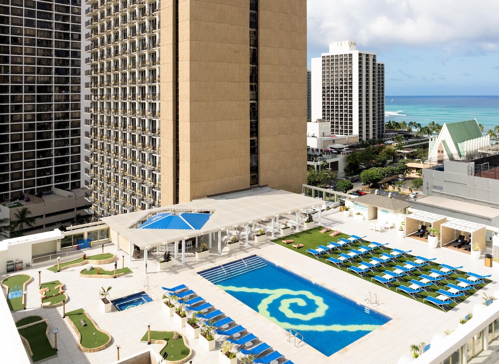 Hilton Waikiki Beach Resort & Spa — Swimming pool in Honolulu, Hawaii