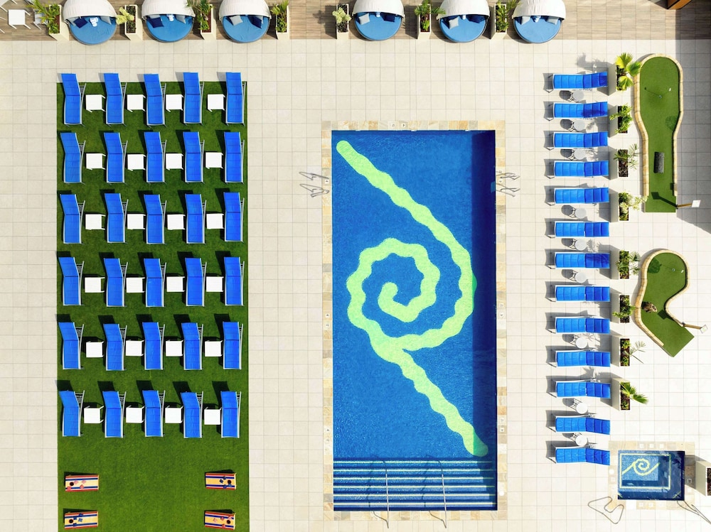 Hilton Waikiki Beach Resort & Spa — Swimming pool in Honolulu, Hawaii