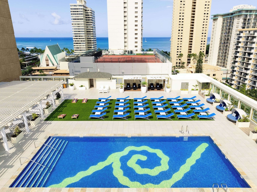 Hilton Waikiki Beach Resort & Spa — Swimming pool in Honolulu, Hawaii