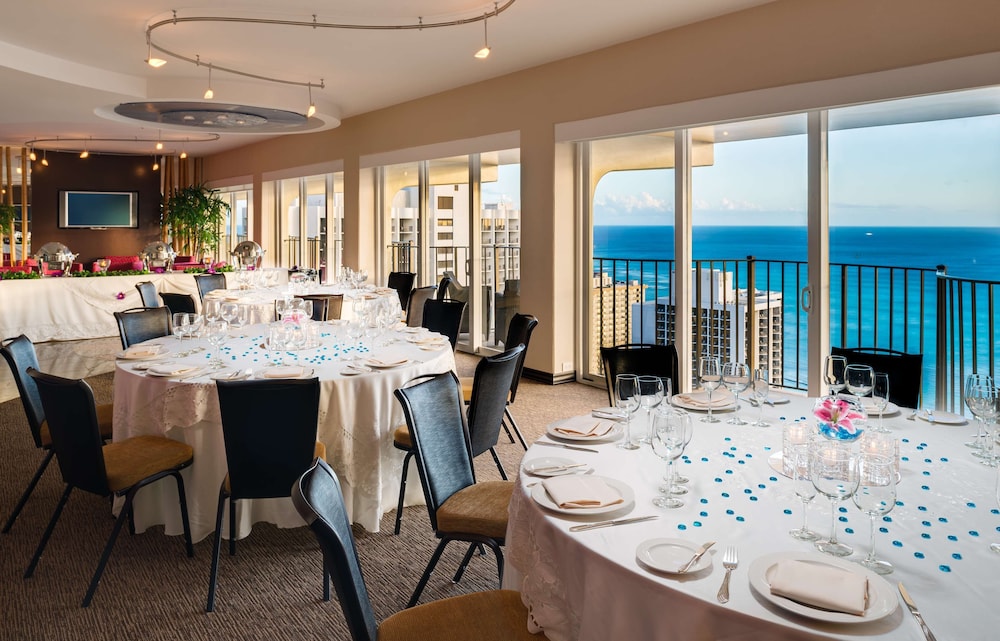 Hilton Waikiki Beach Resort & Spa — Restaurant & bars in Honolulu, Hawaii