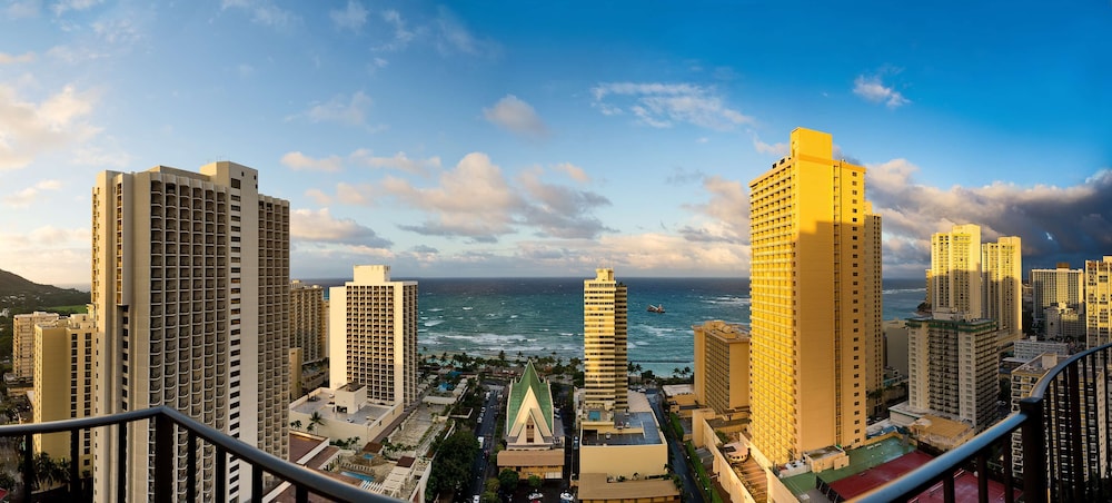 Hilton Waikiki Beach Resort & Spa — Attractions in the area in Honolulu, Hawaii