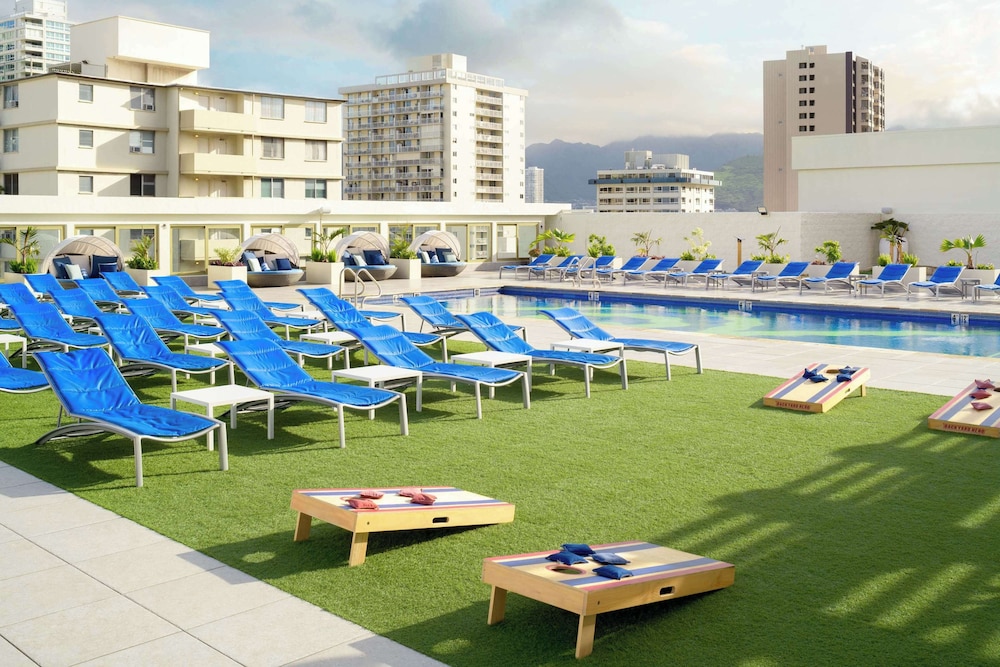 Hilton Waikiki Beach Resort & Spa — Swimming pool in Honolulu, Hawaii