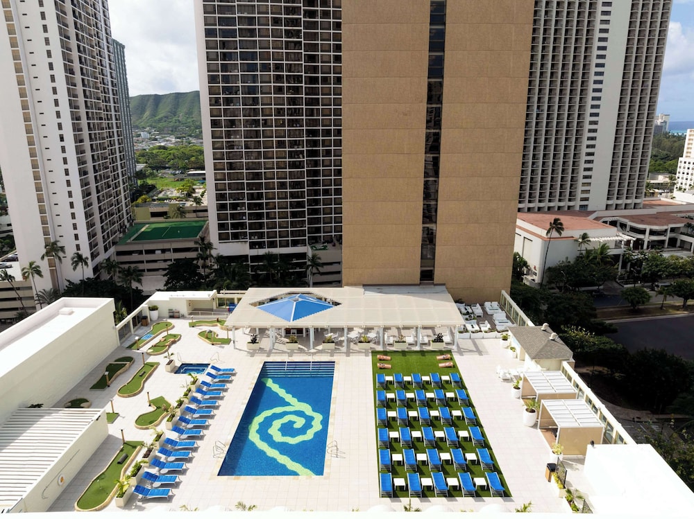 Hilton Waikiki Beach Resort & Spa — Swimming pool in Honolulu, Hawaii