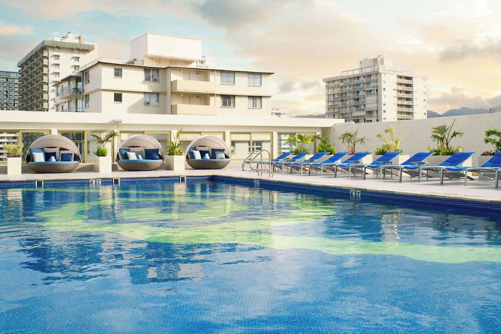 Hilton Waikiki Beach Resort & Spa — Swimming pool in Honolulu, Hawaii