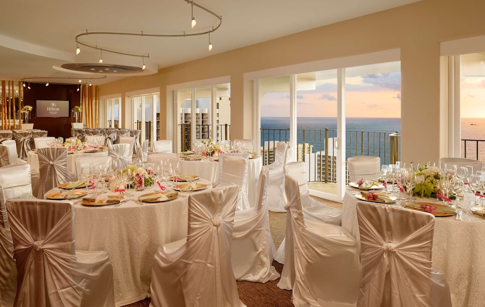 Hilton Waikiki Beach Resort & Spa — Hotel building in Honolulu, Hawaii