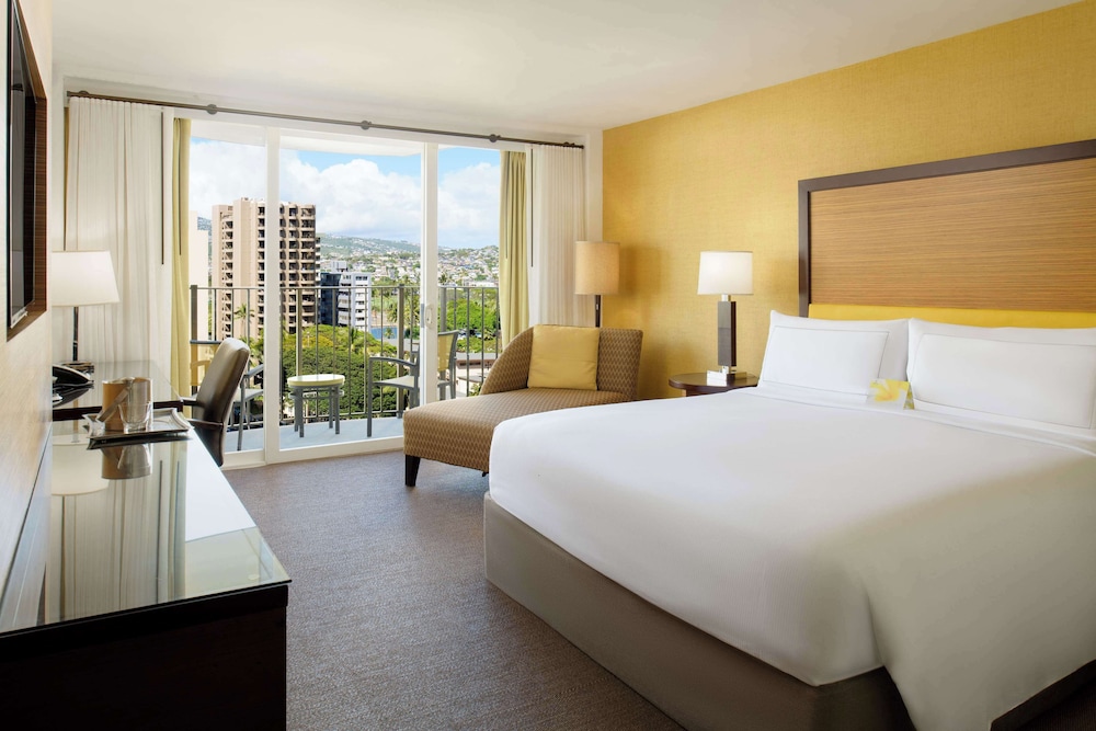 Hilton Waikiki Beach Resort & Spa — Hotel rooms in Honolulu, Hawaii