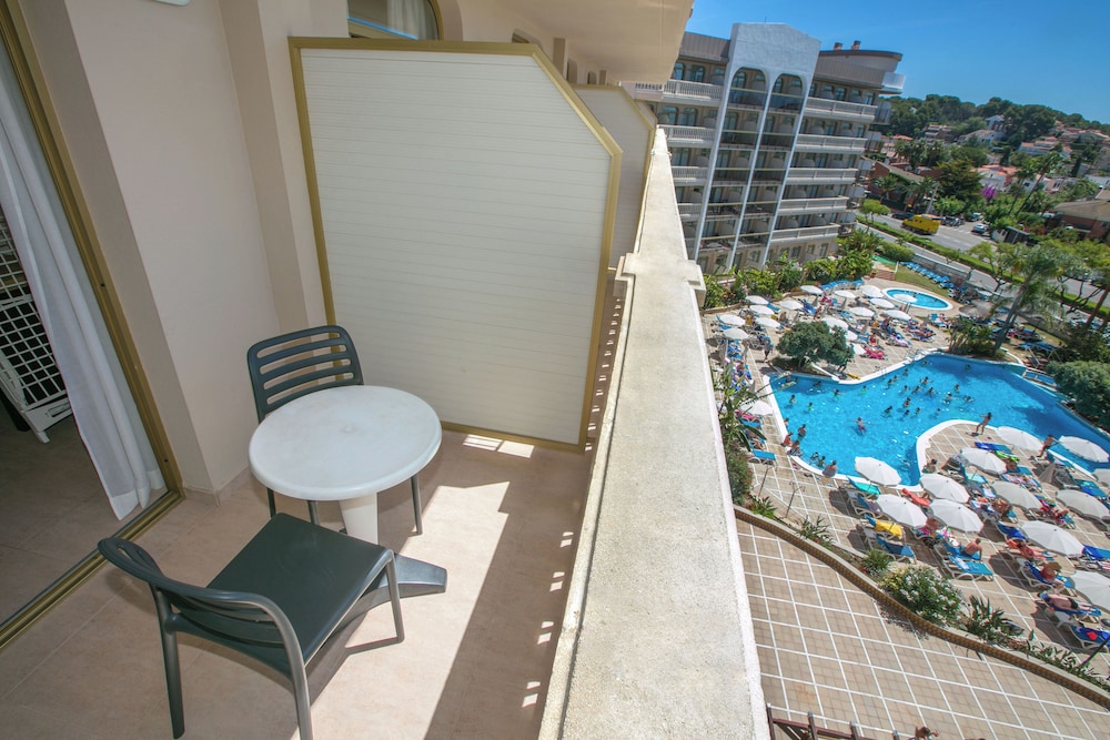 Ponient Dorada Palace by PortAventura World — Swimming pool in Salou, Catalonia