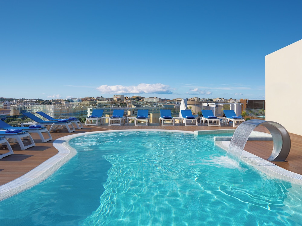 Ponient Dorada Palace by PortAventura World — Swimming pool in Salou, Catalonia