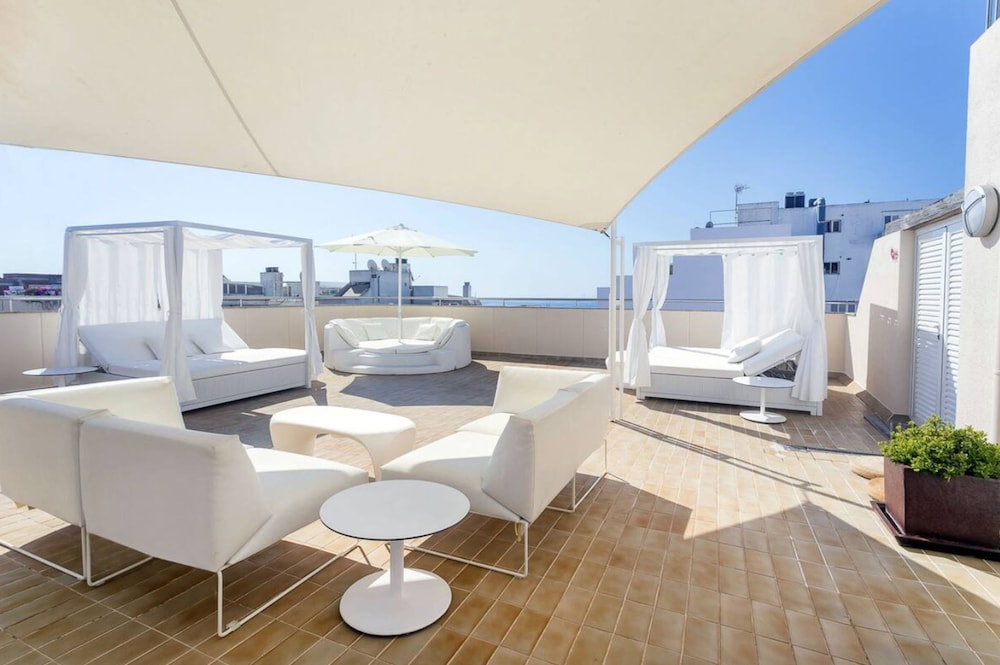 Duquesa Playa Aparthotel — Hotel rooms in Santa Eulalia, Balearic Islands