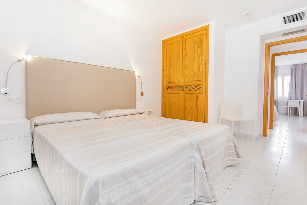 Duquesa Playa Aparthotel — Hotel rooms in Santa Eulalia, Balearic Islands