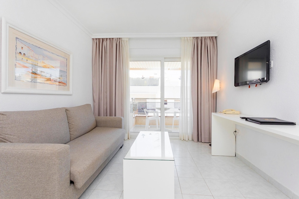 Duquesa Playa Aparthotel — Hotel rooms in Santa Eulalia, Balearic Islands