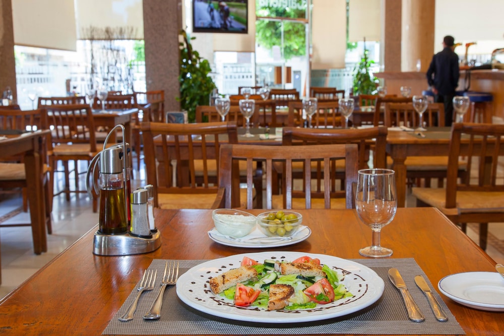 Duquesa Playa Aparthotel — Restaurant & bars in Santa Eulalia, Balearic Islands
