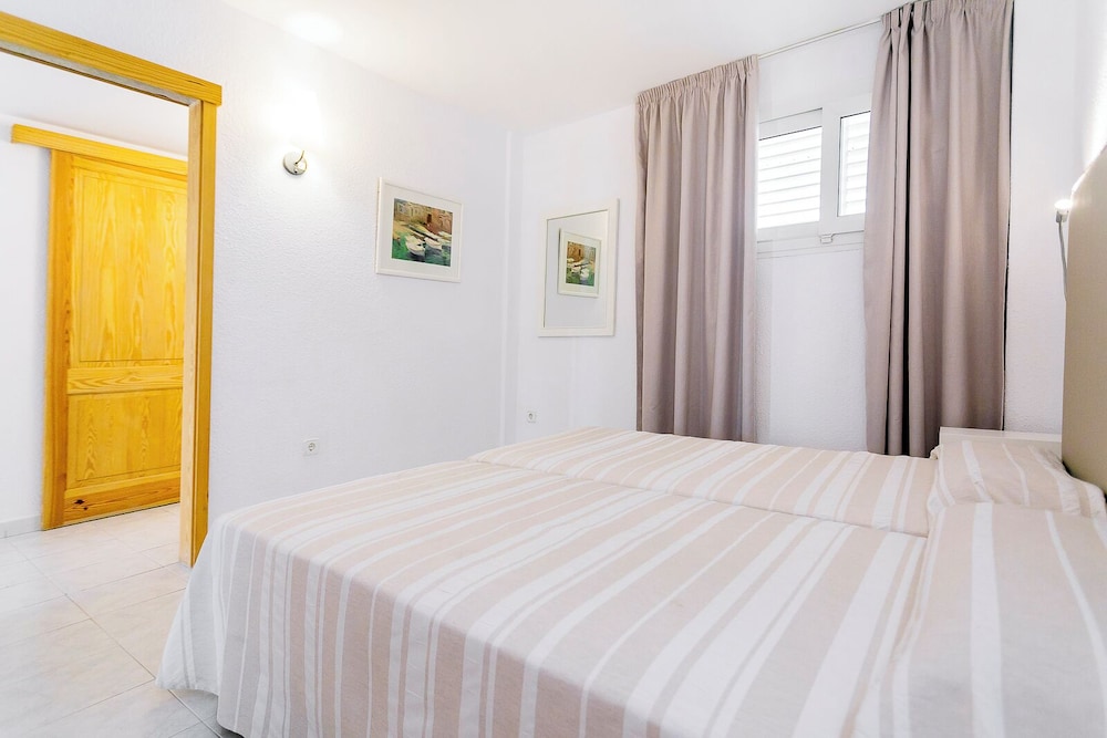 Duquesa Playa Aparthotel — Hotel rooms in Santa Eulalia, Balearic Islands