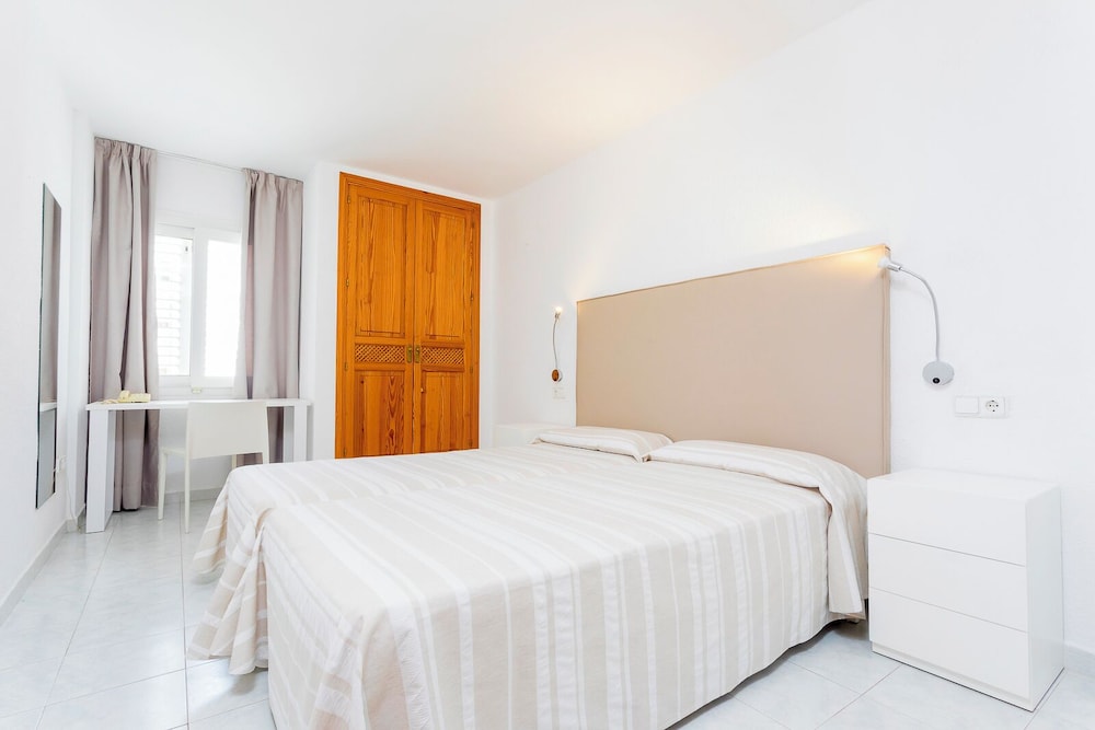 Duquesa Playa Aparthotel — Hotel rooms in Santa Eulalia, Balearic Islands